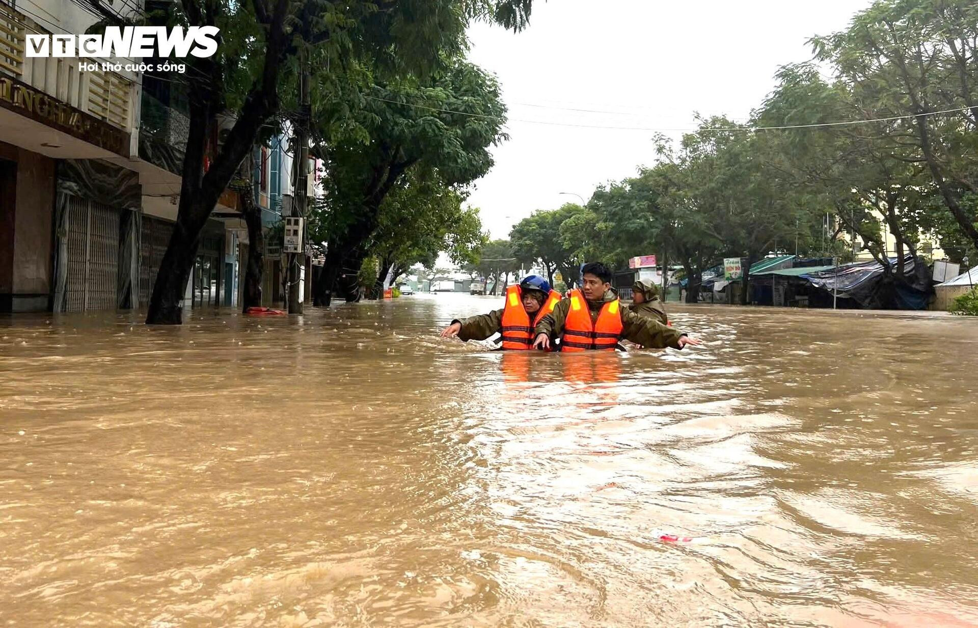 Toàn cảnh mưa lũ Nam Trung bộ: Hàng vạn nhà ngập sâu, dân dỡ ngói ngoi lên cầu cứu- Ảnh 11.