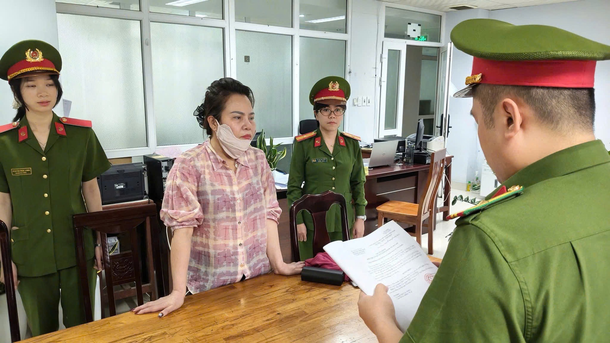 Bắt tạm giam một phụ nữ tự xưng “có căn”, cúng bái lừa đảo- Ảnh 1.