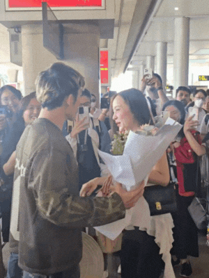 Liên Bỉnh Phát lần đầu công khai hôn bạn gái 5 năm trước hàng vạn người!- Ảnh 3. Liên Bỉnh Phát lần đầu công khai hôn bạn gái 5 năm trước hàng vạn người!- Ảnh 3.