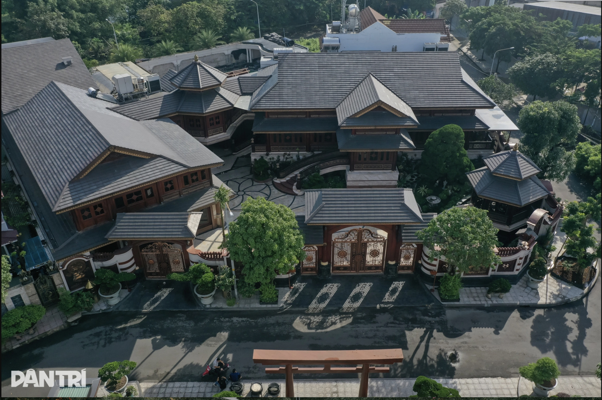 To&agrave;n cảnh từ tr&ecirc;n cao biệt phủ xa hoa 4000m2 của vợ chồng "b&agrave; tr&ugrave;m" thẩm mỹ viện Mailisa- Ảnh 1.