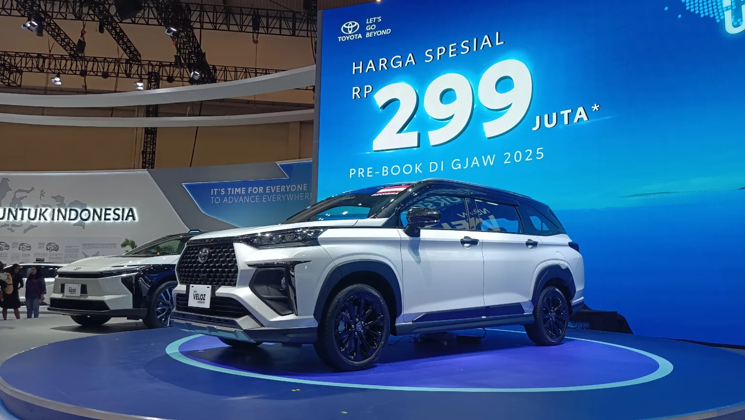 Ảnh thực tế Toyota Veloz hybrid giá quy đổi từ 472 triệu đồng vừa ra mắt: Động cơ 1.5L, có tính năng chạy điện, đáp trả Xpander hybrid- Ảnh 3. Ảnh thực tế Toyota Veloz hybrid giá quy đổi từ 472 triệu đồng vừa ra mắt: Động cơ 1.5L, có tính năng chạy điện, đáp trả Xpander hybrid- Ảnh 3.