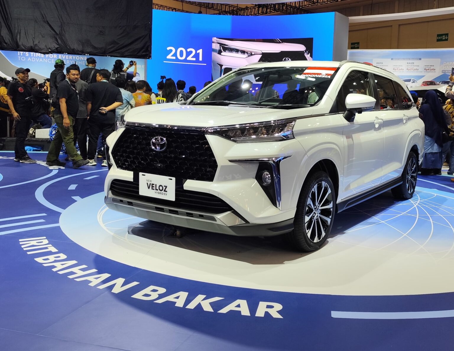 Ảnh thực tế Toyota Veloz hybrid giá quy đổi từ 472 triệu đồng vừa ra mắt: Động cơ 1.5L, có tính năng chạy điện, đáp trả Xpander hybrid- Ảnh 8. Ảnh thực tế Toyota Veloz hybrid giá quy đổi từ 472 triệu đồng vừa ra mắt: Động cơ 1.5L, có tính năng chạy điện, đáp trả Xpander hybrid- Ảnh 8.