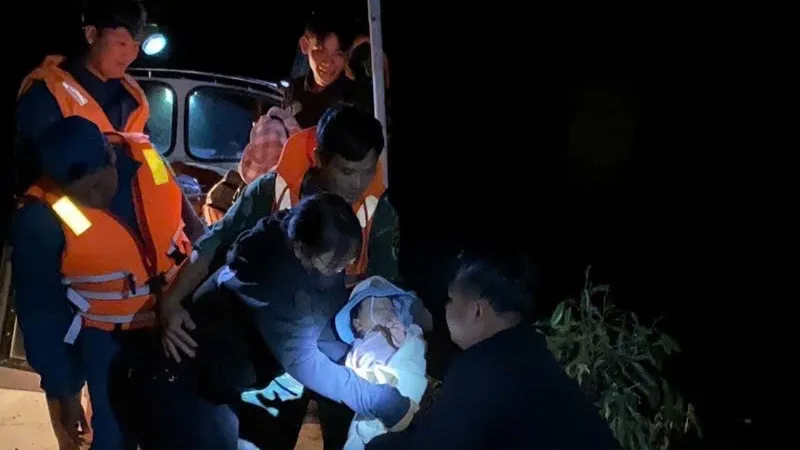 Ông 72 tuổi ngồi trên bàn thờ 36 tiếng giữa nước lũ; Trận lũ lịch sử đã làm 85 người chết, mất tích- Ảnh 9. Ông 72 tuổi ngồi trên bàn thờ 36 tiếng giữa nước lũ; Trận lũ lịch sử đã làm 85 người chết, mất tích- Ảnh 9.