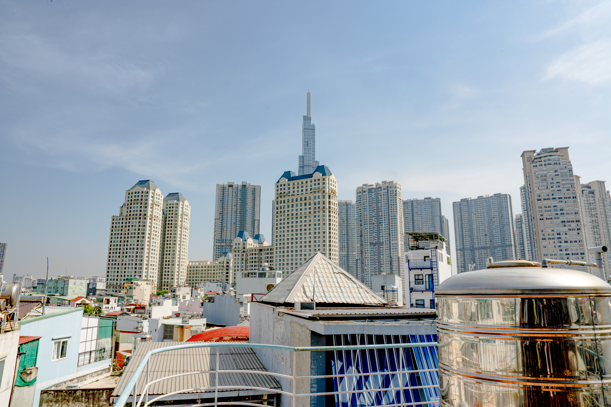 Toà tháp biểu tượng khiến cho căn nhà nào nhìn thấy nó cũng đều tăng giá- Ảnh 6.