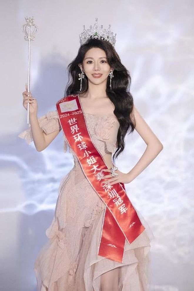 Hoa hậu Gen Z phờ phạc, cúi đầu thừa nhận 2 tội danh  trước tòa trong ngày bị xét xử- Ảnh 1.