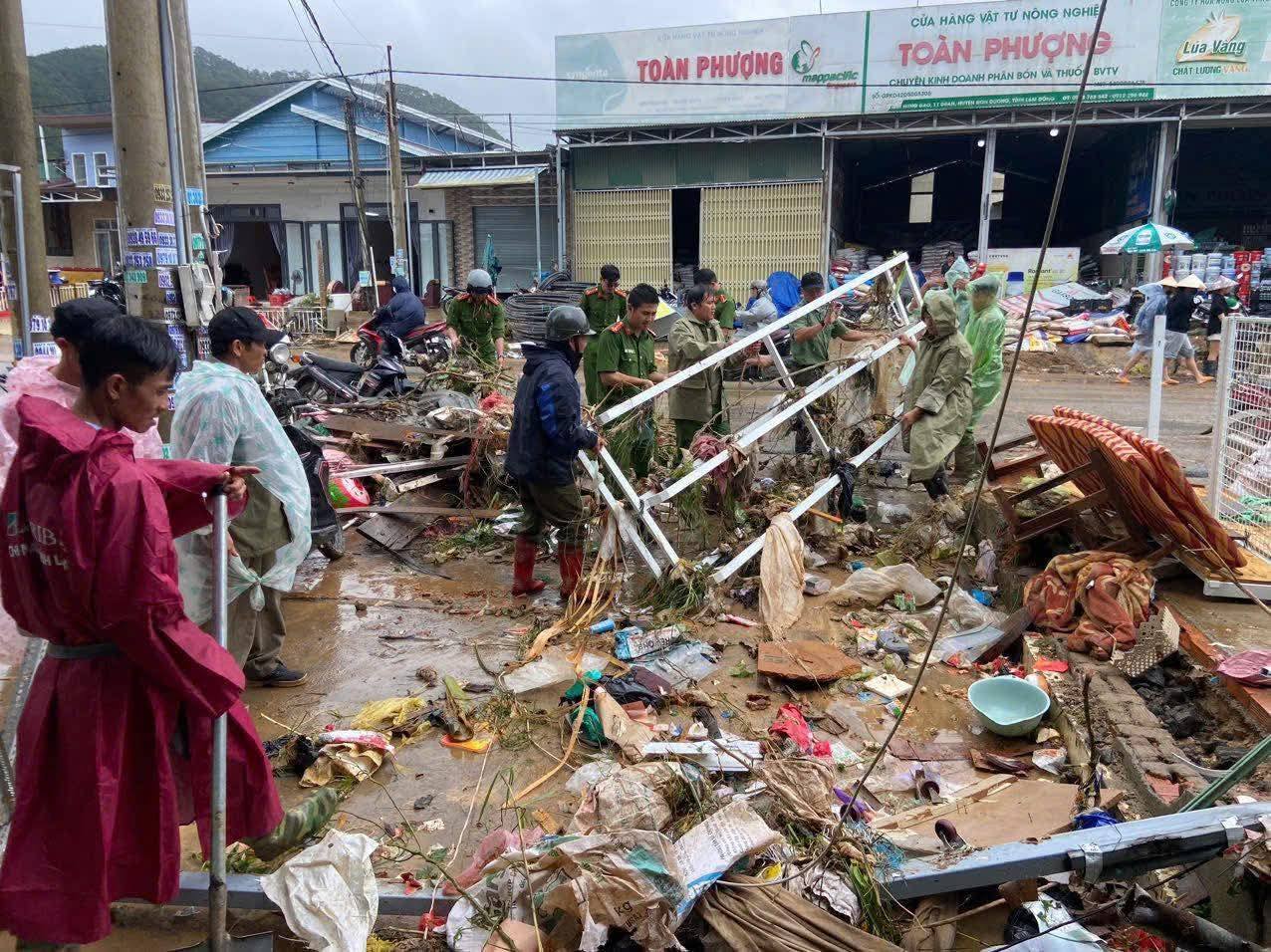 Ông 72 tuổi ngồi trên bàn thờ 36 tiếng giữa nước lũ; Trận lũ lịch sử đã làm 85 người chết, mất tích- Ảnh 2. Ông 72 tuổi ngồi trên bàn thờ 36 tiếng giữa nước lũ; Trận lũ lịch sử đã làm 85 người chết, mất tích- Ảnh 2.