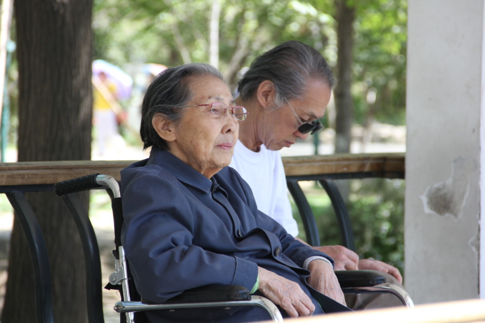 Nghỉ hưu 11 năm, lương hưu 33 triệu/th&aacute;ng m&agrave; bố mẹ t&ocirc;i chỉ c&ograve;n 296 triệu tiết kiệm - t&ocirc;i mất ngủ 3 đ&ecirc;m khi mở sổ ng&acirc;n h&agrave;ng- Ảnh 1.