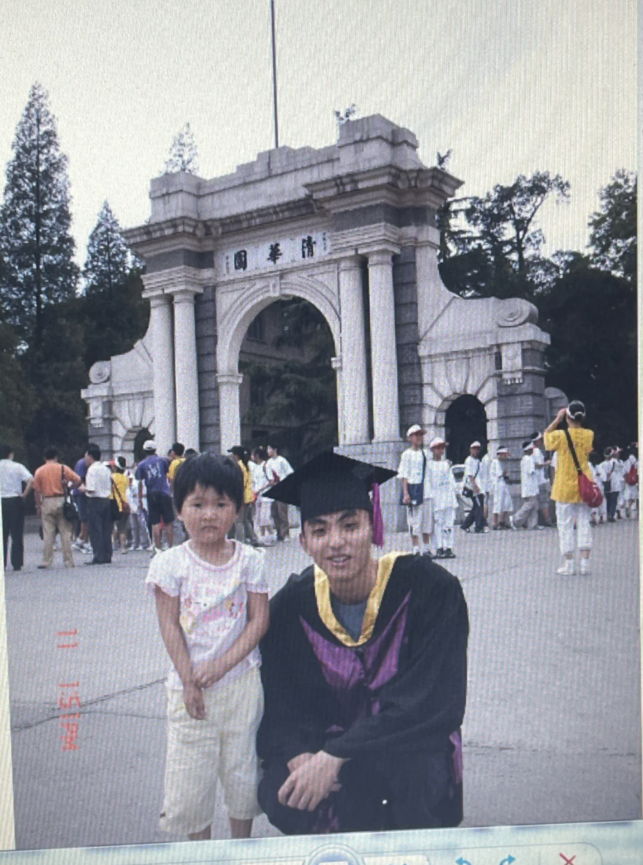 Nam sinh bị kéo vào chụp ảnh cùng cô bé năm 2005, 20 năm sau họ bất ngờ hội ngộ theo cách không ai ngờ- Ảnh 1.