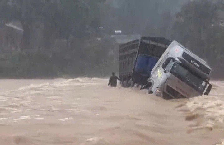 Tìm thấy thi thể nghi tài xế bị lũ cuốn khi băng qua cầu tràn ở Quảng Trị- Ảnh 1.