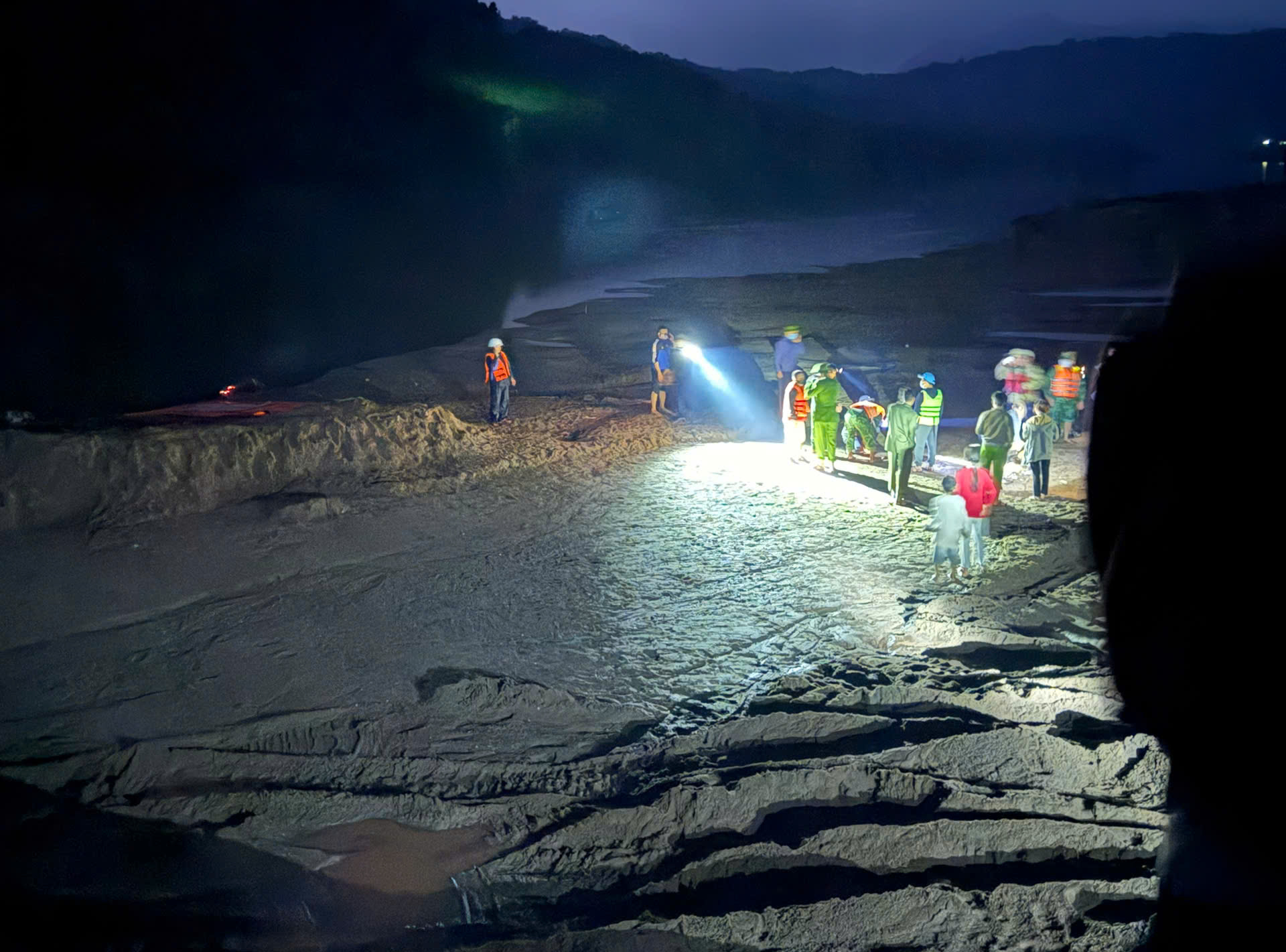 Thành viên cứu hộ bật khóc khi tìm thấy thi thể tài xế xe đầu kéo bị lũ cuốn trôi ở Quảng Trị- Ảnh 1.