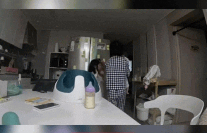 Anh trai bật khóc vì làm em ngã, nhưng hành động nhỏ của người bố khiến triệu người thốt lên: 