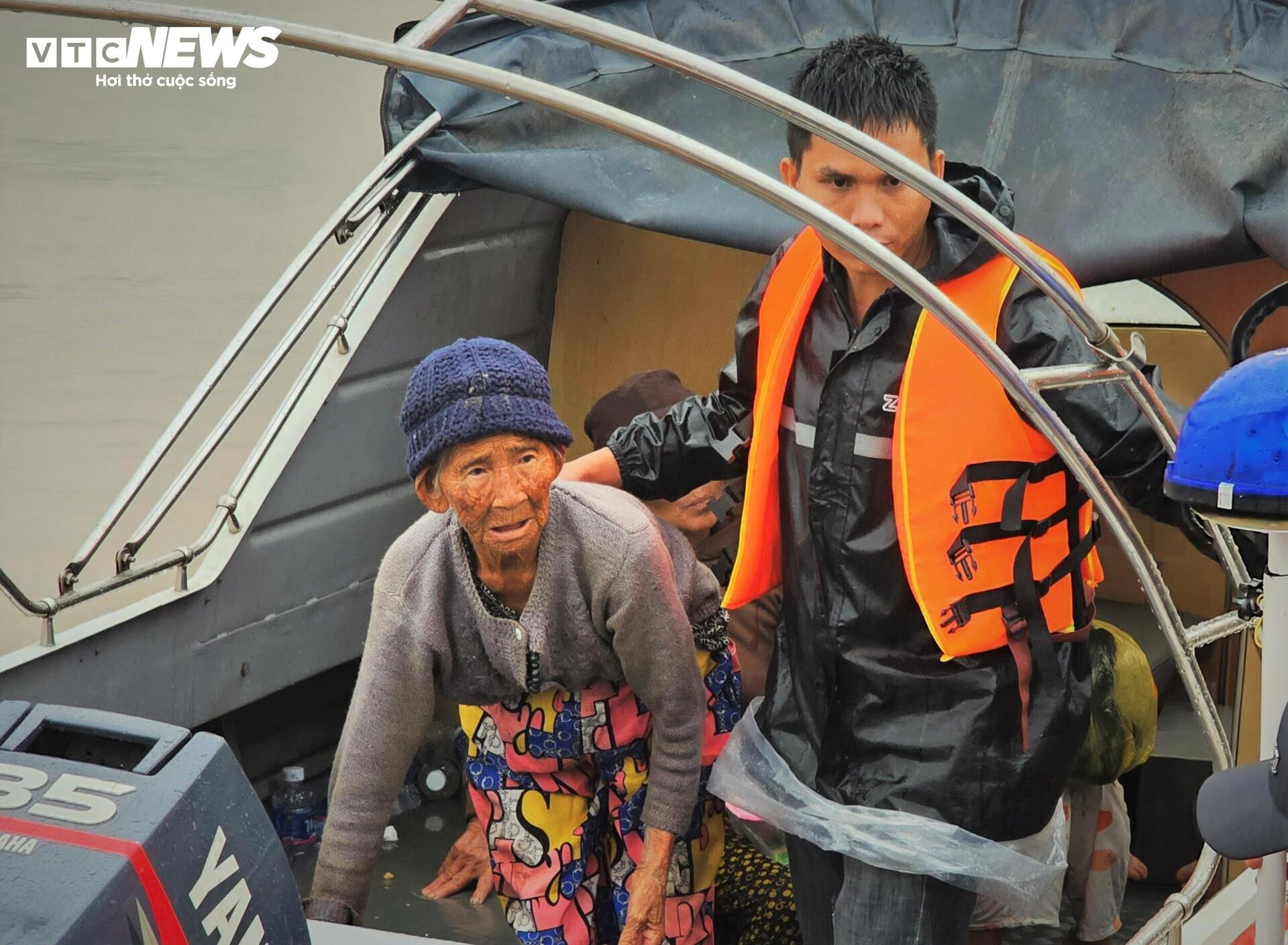 72 giờ sinh tử ở Hòa Thịnh: Những chuyện ám ảnh nơi rốn lũ- Ảnh 8.