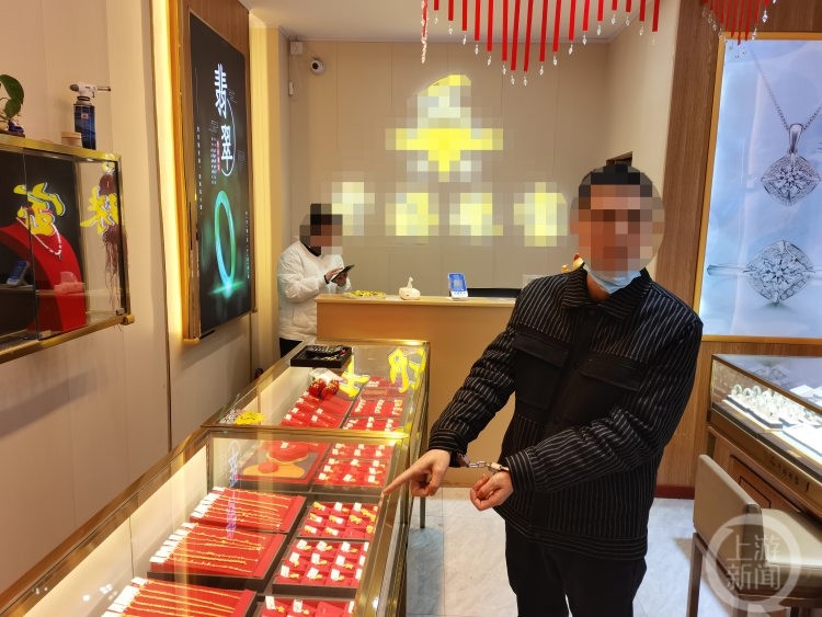 Người đ&agrave;n &ocirc;ng v&agrave;o tiệm v&agrave;ng mua li&ecirc;n tục 5 tỷ đồng kh&ocirc;ng cần nh&igrave;n gi&aacute; với phương thức thanh to&aacute;n kh&ocirc;ng b&igrave;nh thường: Chủ tiệm gọi ngay cảnh s&aacute;t- Ảnh 1.