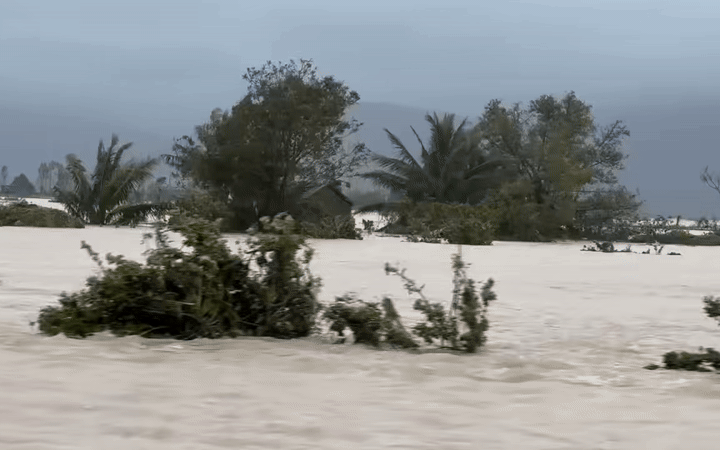 Mưa lũ lịch sử làm 91 người tử vong, biển Đông lại đón cơn bão mới hướng thẳng vào miền Trung- Ảnh 3. Ông 72 tuổi ngồi trên bàn thờ 36 tiếng giữa nước lũ; Trận lũ lịch sử đã làm 85 người chết, mất tích