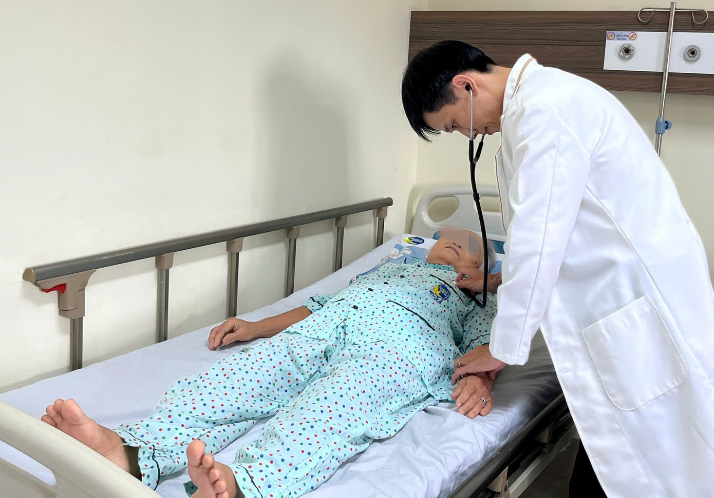 Dậy sớm quét sân, cụ bà đột ngột ngã quỵ vì bị nhồi máu não- Ảnh 1.