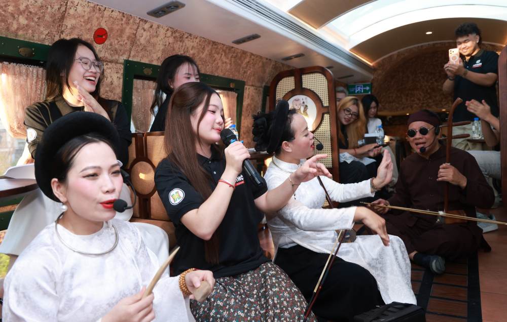 Thí sinh Tiếng hát Hà Nội 2025 xem hát xẩm trên chuyến tàu "Hà Nội 5 Cửa Ô"- Ảnh 2.