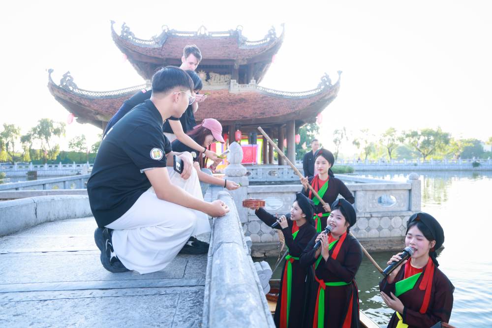 Thí sinh Tiếng hát Hà Nội 2025 xem hát xẩm trên chuyến tàu "Hà Nội 5 Cửa Ô"- Ảnh 3.