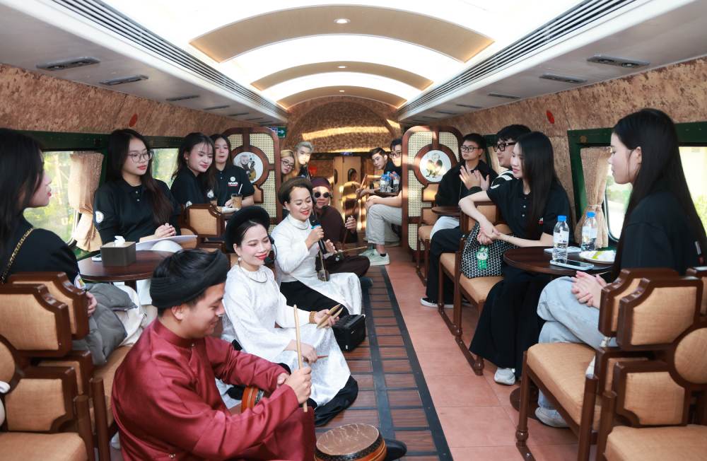 Thí sinh Tiếng hát Hà Nội 2025 xem hát xẩm trên chuyến tàu "Hà Nội 5 Cửa Ô"- Ảnh 1.