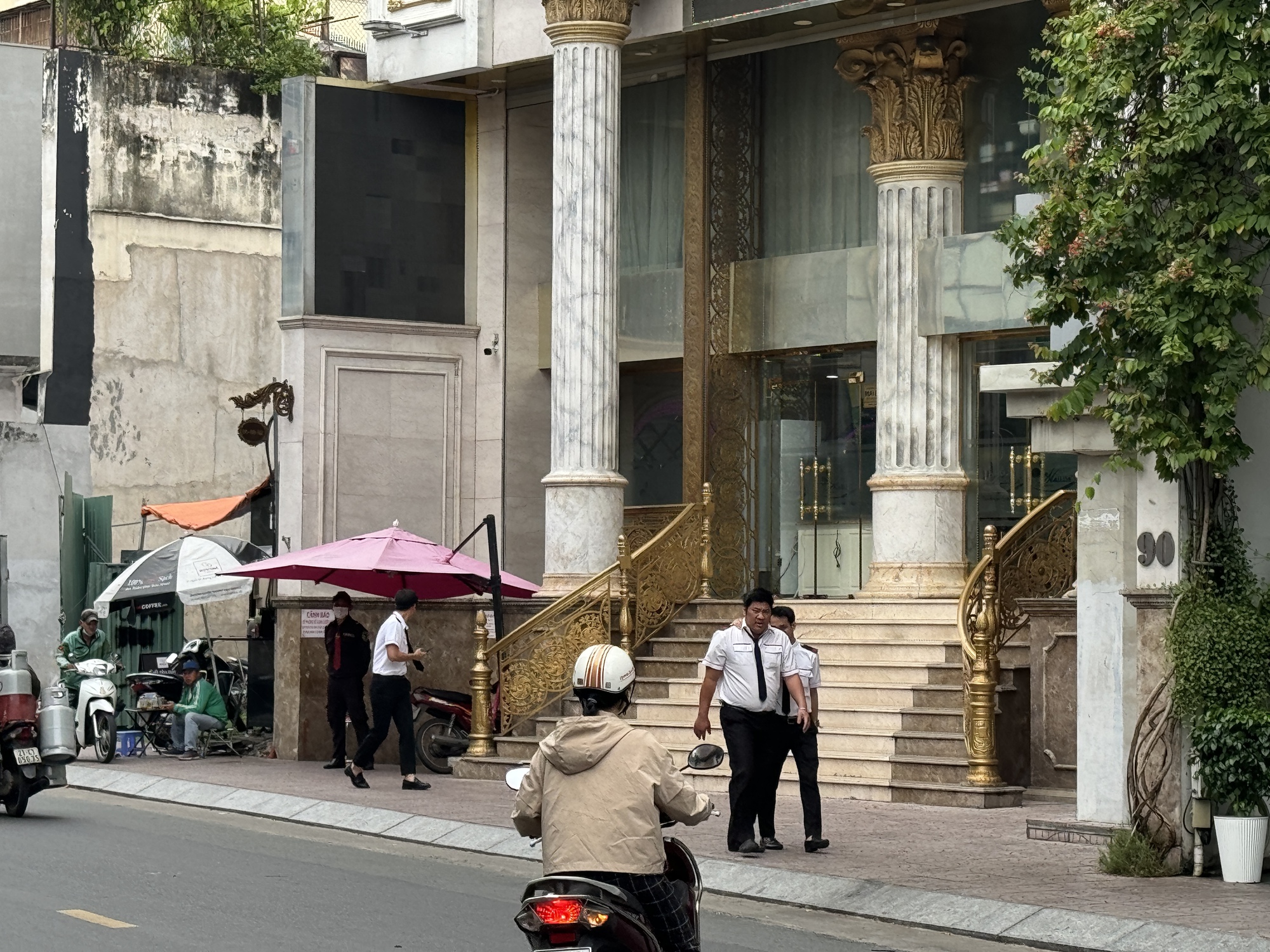 Cảnh tượng tại Thẩm mỹ viện Mailisa TP.HCM sáng 22/11: Ai đi ngang qua cũng ngoái nhìn- Ảnh 2. Cảnh tượng tại Thẩm mỹ viện Mailisa TP.HCM sáng 22/11: Ai đi ngang qua cũng ngoái nhìn- Ảnh 2.