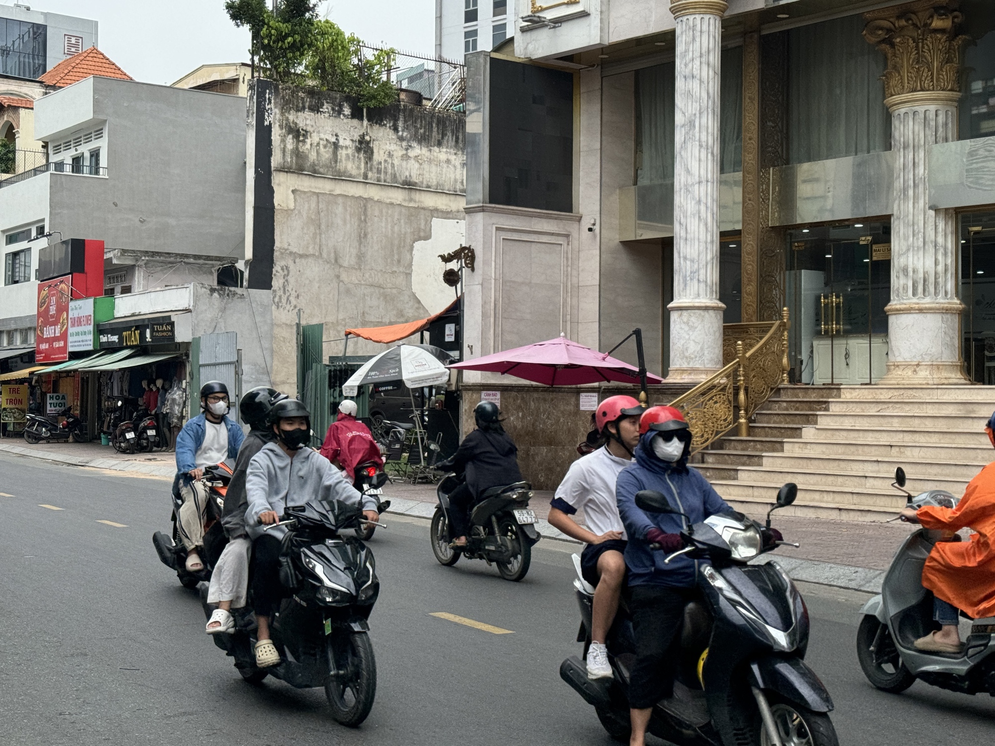 Cảnh tượng tại Thẩm mỹ viện Mailisa TP.HCM sáng 22/11: Ai đi ngang qua cũng ngoái nhìn- Ảnh 3. Cảnh tượng tại Thẩm mỹ viện Mailisa TP.HCM sáng 22/11: Ai đi ngang qua cũng ngoái nhìn- Ảnh 3.