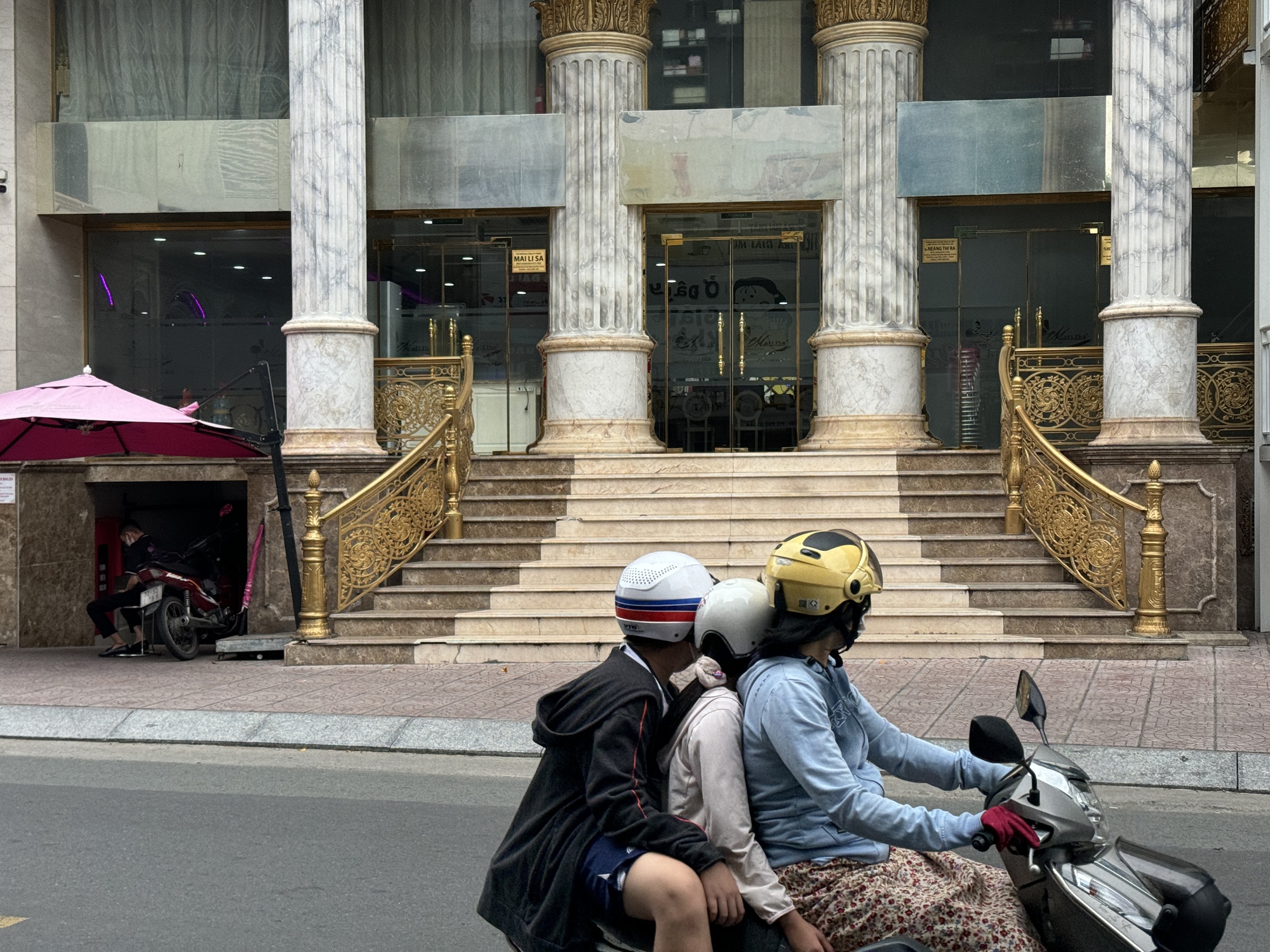 Cảnh tượng tại Thẩm mỹ viện Mailisa TP.HCM sáng 22/11: Ai đi ngang qua cũng ngoái nhìn- Ảnh 6. Cảnh tượng tại Thẩm mỹ viện Mailisa TP.HCM sáng 22/11: Ai đi ngang qua cũng ngoái nhìn- Ảnh 6.