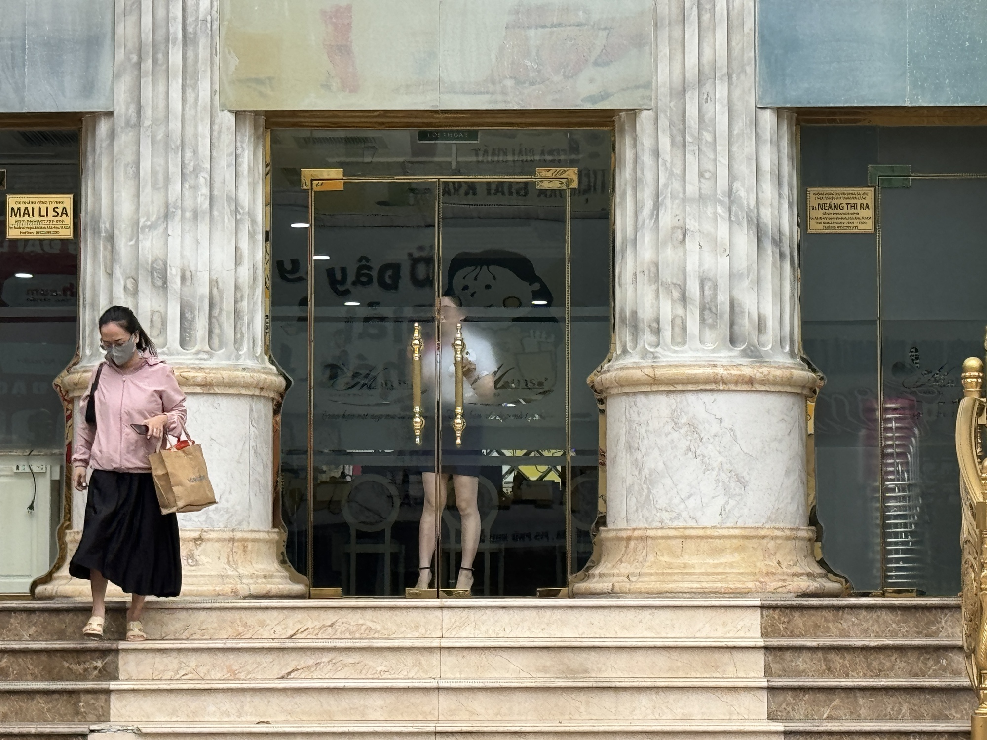 Cảnh tượng tại Thẩm mỹ viện Mailisa TP.HCM sáng 22/11: Ai đi ngang qua cũng ngoái nhìn- Ảnh 7. Cảnh tượng tại Thẩm mỹ viện Mailisa TP.HCM sáng 22/11: Ai đi ngang qua cũng ngoái nhìn- Ảnh 7.