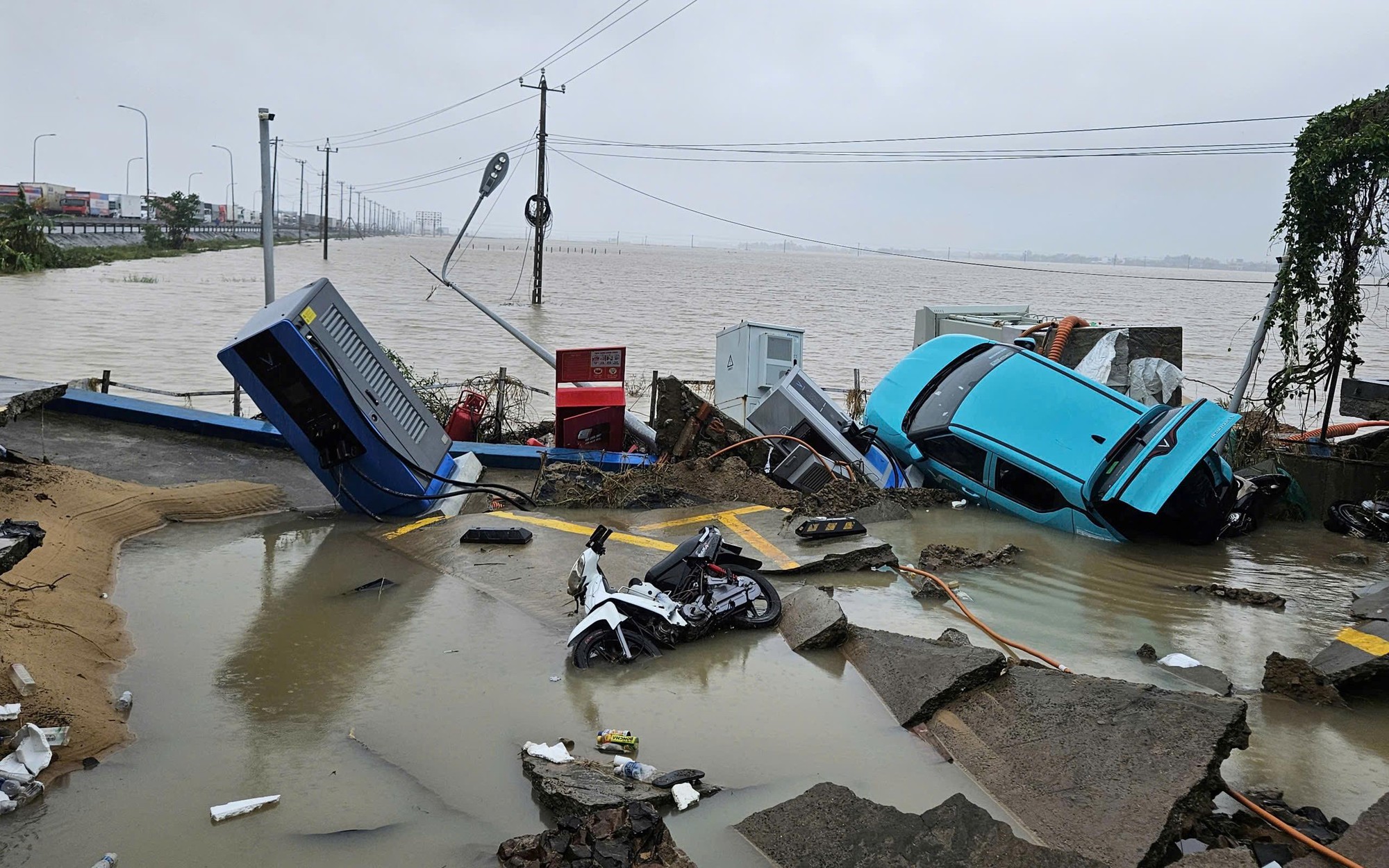 &Ocirc;ng 72 tuổi ngồi tr&ecirc;n b&agrave;n thờ 36 tiếng giữa nước lũ; Trận lũ lịch sử đ&atilde; l&agrave;m 85 người chết, mất t&iacute;ch