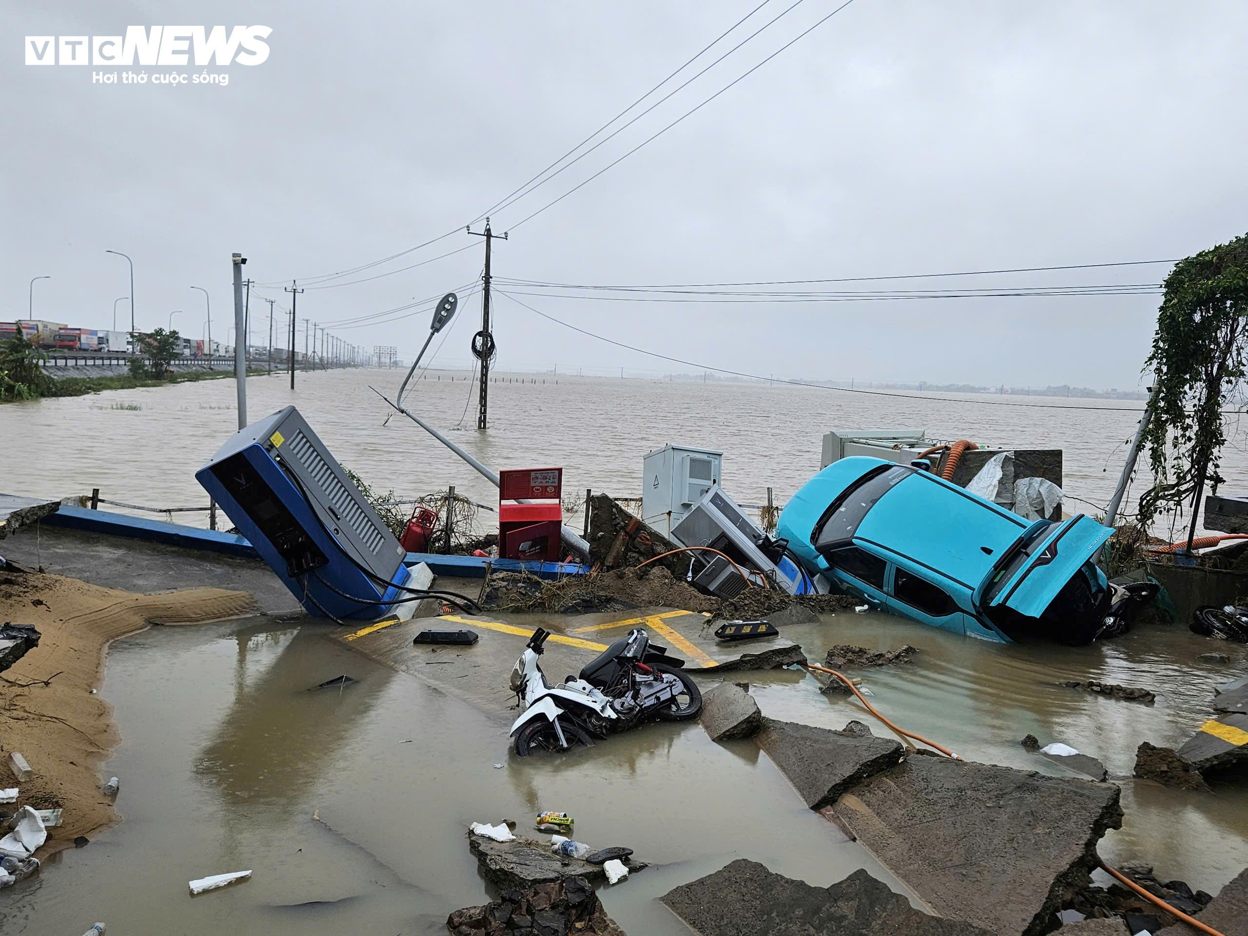 Ông 72 tuổi ngồi trên bàn thờ 36 tiếng giữa nước lũ; Trận lũ lịch sử đã làm 85 người chết, mất tích- Ảnh 8. Ông 72 tuổi ngồi trên bàn thờ 36 tiếng giữa nước lũ; Trận lũ lịch sử đã làm 85 người chết, mất tích- Ảnh 8.
