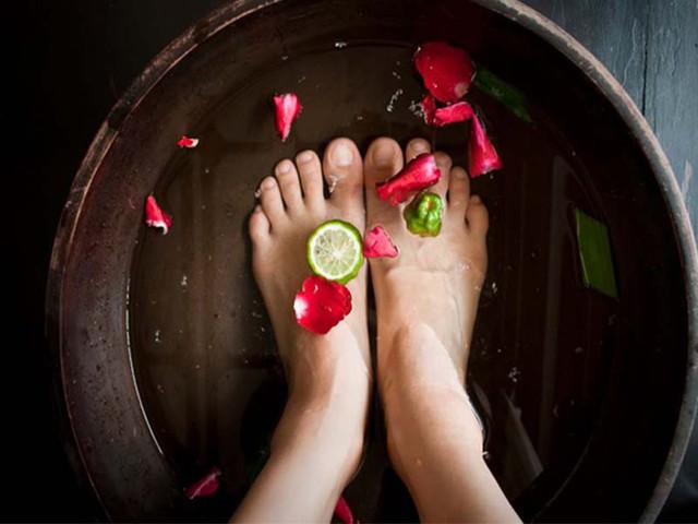 Trời lạnh, nếu muốn ngủ ngon th&igrave; đ&acirc;y ch&iacute;nh l&agrave; việc bạn n&ecirc;n l&agrave;m mỗi tối, người trung ni&ecirc;n c&agrave;ng chăm l&agrave;m th&igrave; kh&iacute; huyết c&agrave;ng lưu th&ocirc;ng- Ảnh 1.