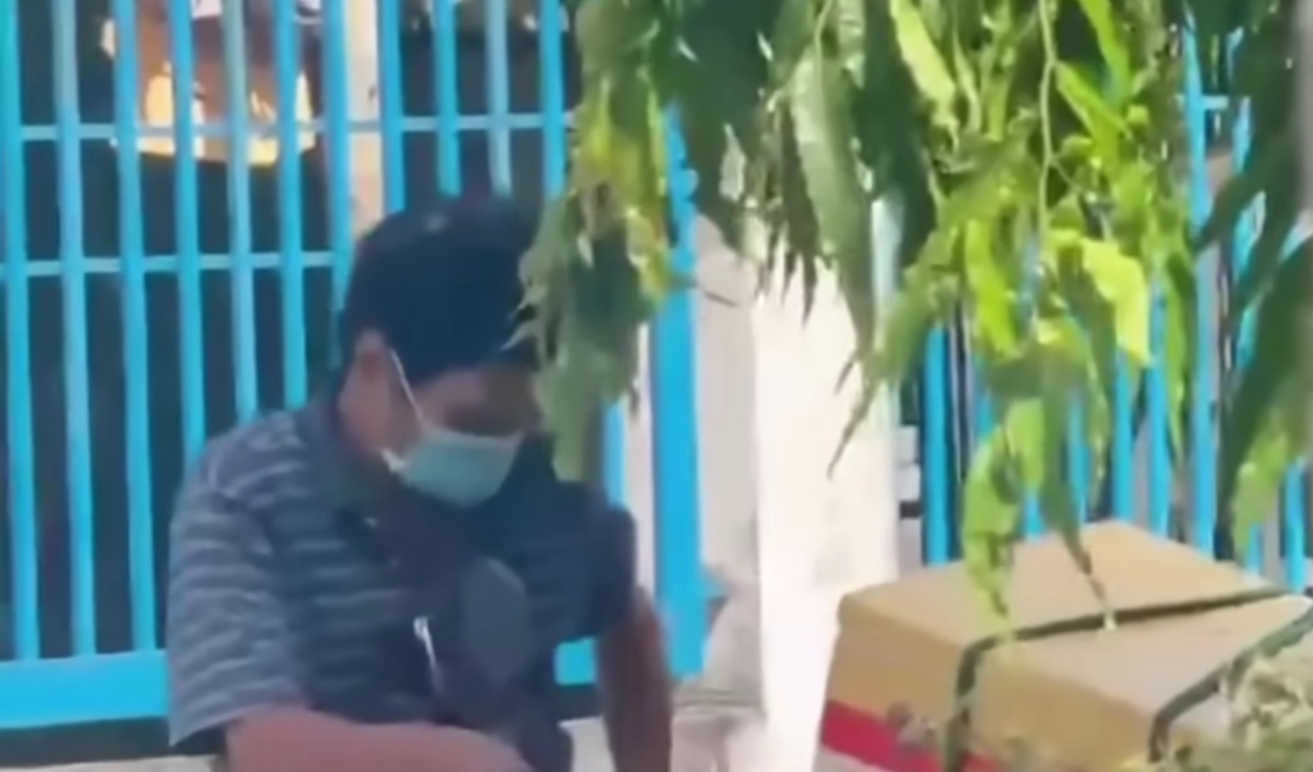 Nghệ sĩ Mai Trần đi làm shipper 30km bị bom hàng, bật khóc giữa trời mưa- Ảnh 4.