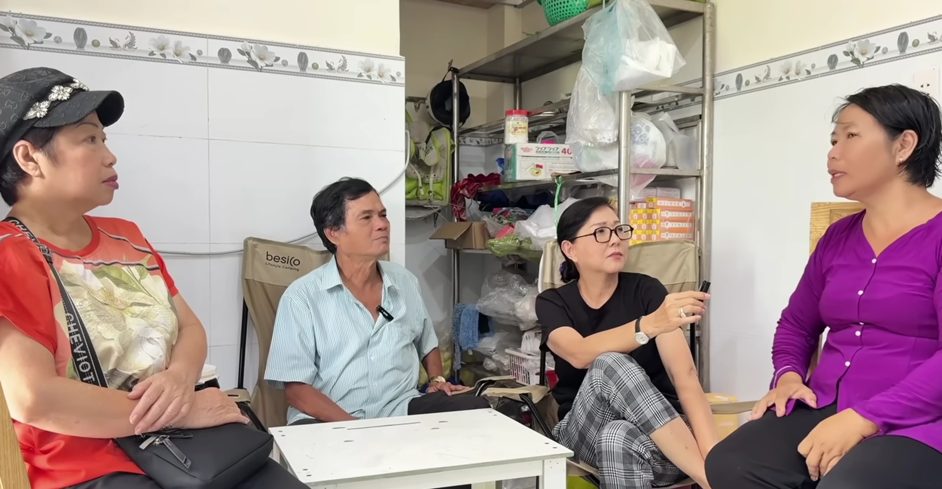 Nghệ sĩ Mai Trần đi làm shipper 30km bị bom hàng, bật khóc giữa trời mưa- Ảnh 1.