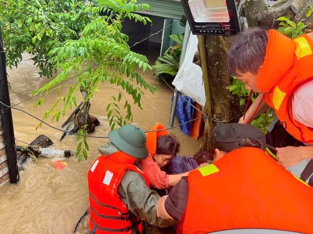 Ông 72 tuổi ngồi trên bàn thờ 36 tiếng giữa nước lũ; Trận lũ lịch sử đã làm 85 người chết, mất tích- Ảnh 1. Ông 72 tuổi ngồi trên bàn thờ 36 tiếng giữa nước lũ; Trận lũ lịch sử đã làm 85 người chết, mất tích- Ảnh 1.