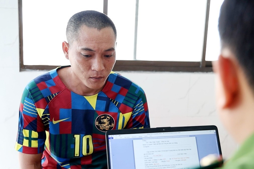 Khởi tố đối tượng tung 'liên hoàn cước' khiến bác dâu tử vong- Ảnh 1.