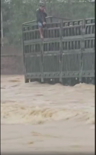 Đã tìm thấy thi thể tài xế bị nước lũ cuốn trôi khi cố vượt ngầm ở Quảng Trị- Ảnh 1. Đã tìm thấy thi thể tài xế bị nước lũ cuốn trôi khi cố vượt ngầm ở Quảng Trị- Ảnh 1.