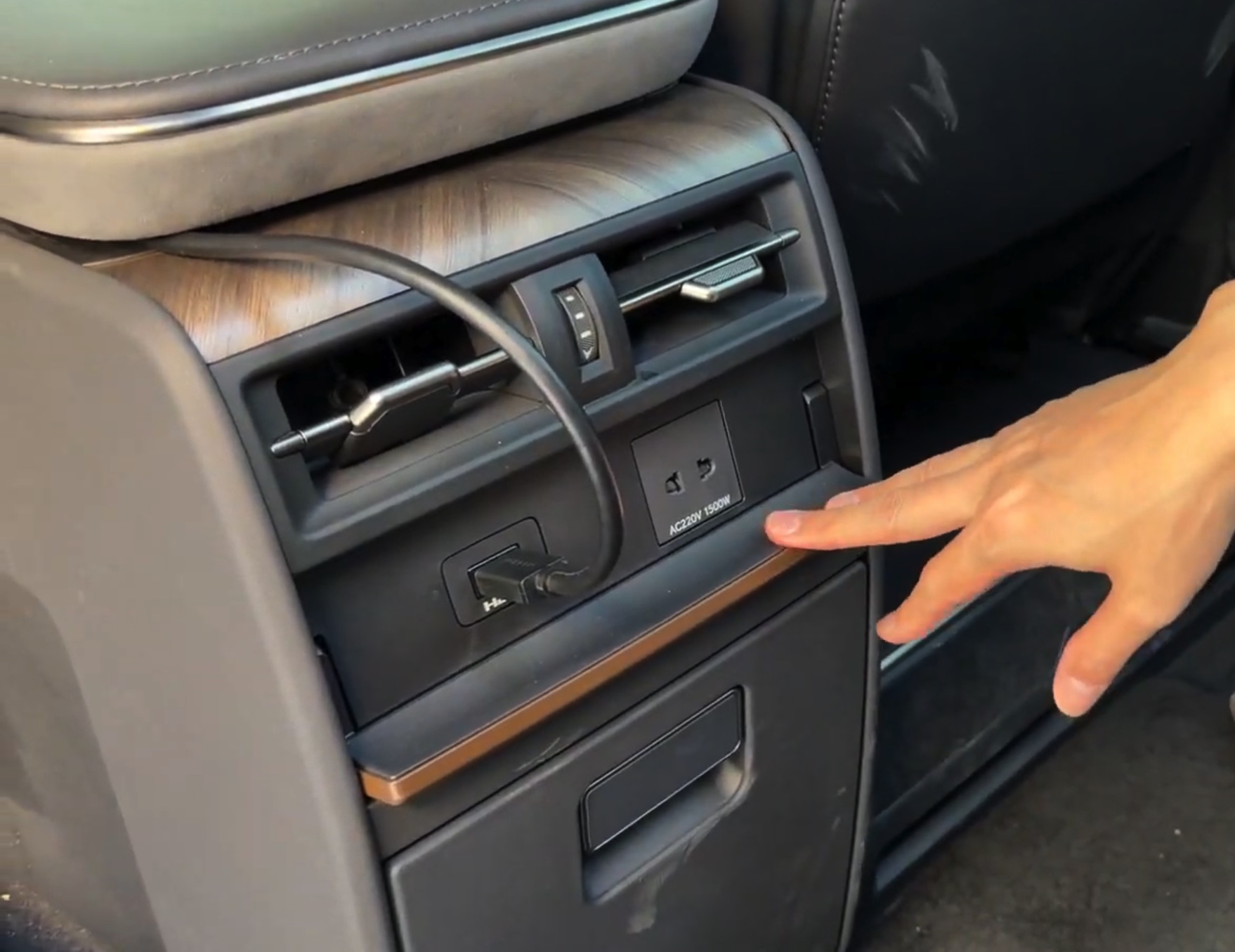 Ghế ‘ông chủ’ trên Lexus LM 500h hơn 7,5 tỷ đồng có gì: Chuẩn khoang thương gia, chỉnh điện toàn bộ, ánh sáng tinh tế, âm thanh cao cấp- Ảnh 11.