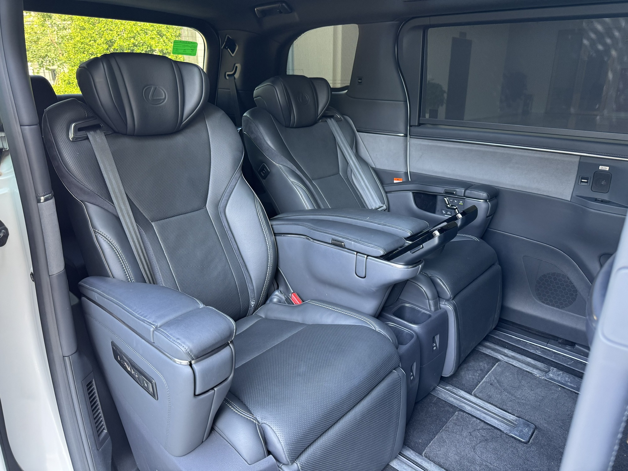 Ghế ‘ông chủ’ trên Lexus LM 500h hơn 7,5 tỷ đồng có gì: Chuẩn khoang thương gia, chỉnh điện toàn bộ, ánh sáng tinh tế, âm thanh cao cấp- Ảnh 3.