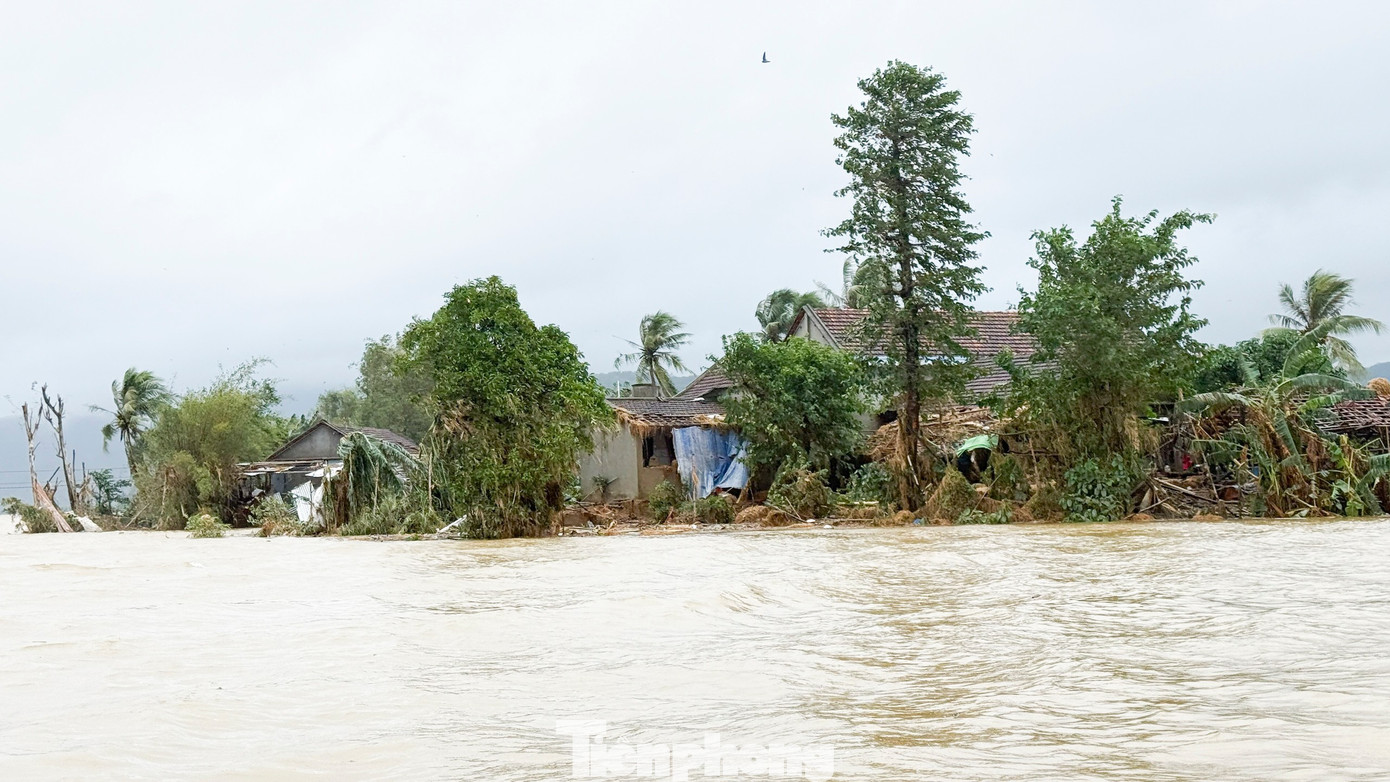 Khung cảnh tan hoang ‘rốn lũ’ Hòa Thịnh- Ảnh 10.