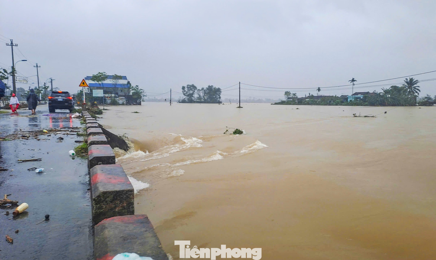 Khung cảnh tan hoang ‘rốn lũ’ Hòa Thịnh- Ảnh 1.