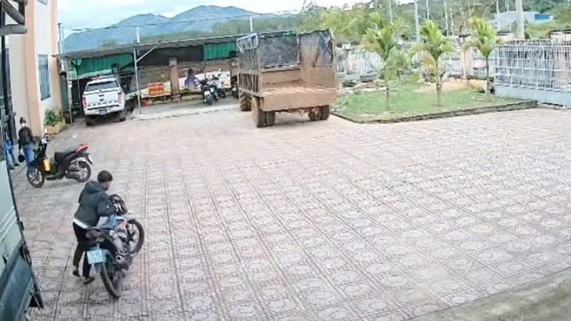 Chuyện thật như đùa, liều lĩnh chui vào nơi tạm giữ xe để lấy lại xe vi phạm của mình- Ảnh 2.