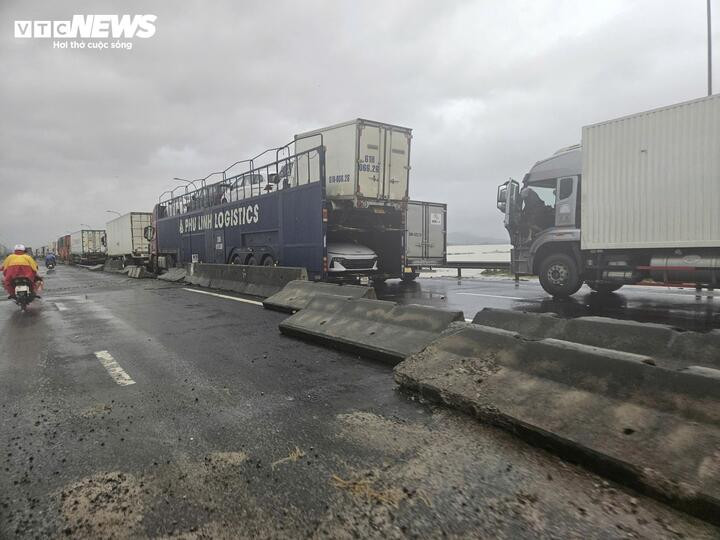 Tài xế mắc kẹt 4 ngày trên quốc lộ do lũ: 'May có đoàn từ thiện cứu đói'- Ảnh 1.