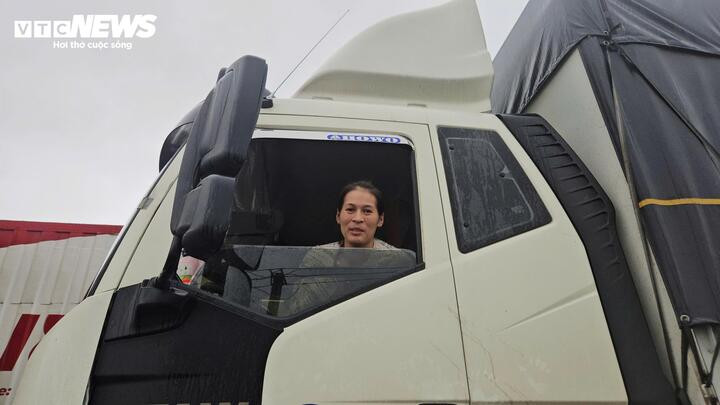 Tài xế mắc kẹt 4 ngày trên quốc lộ do lũ: 'May có đoàn từ thiện cứu đói'- Ảnh 2.