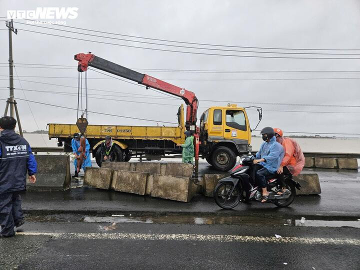 Tài xế mắc kẹt 4 ngày trên quốc lộ do lũ: 'May có đoàn từ thiện cứu đói'- Ảnh 3.