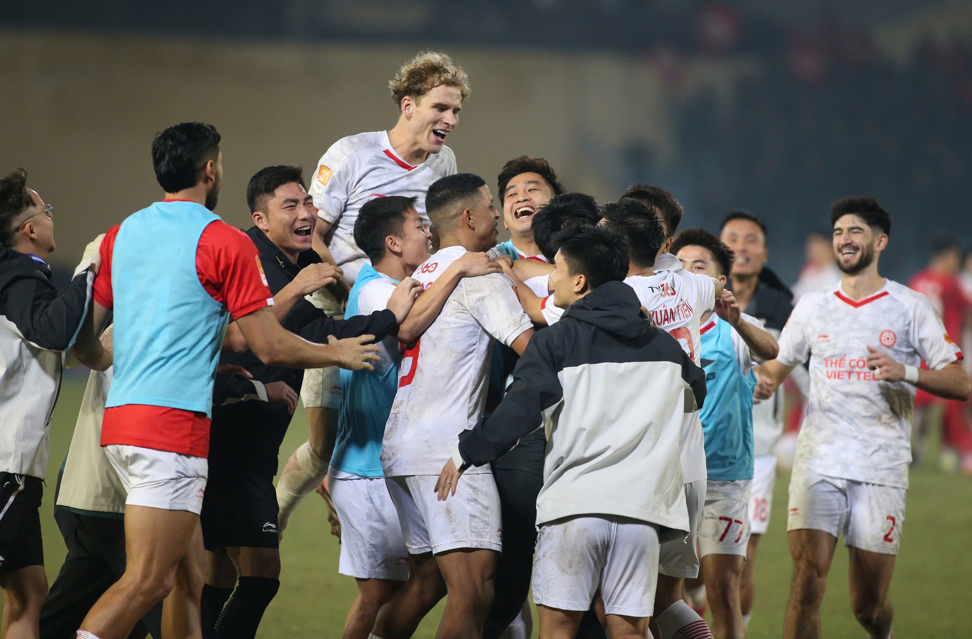 Thắng Công an Hà Nội, HLV châu Âu ám chỉ điều "bất thường" tại giải đấu ở Việt Nam- Ảnh 2.