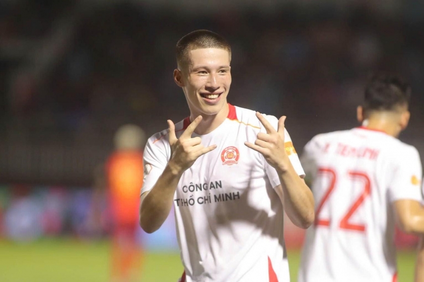 Việt kiều "khổng lồ" bất ngờ đi vào lịch sử bóng đá Việt Nam- Ảnh 1. Việt kiều "khổng lồ" bất ngờ đi vào lịch sử bóng đá Việt Nam- Ảnh 1.