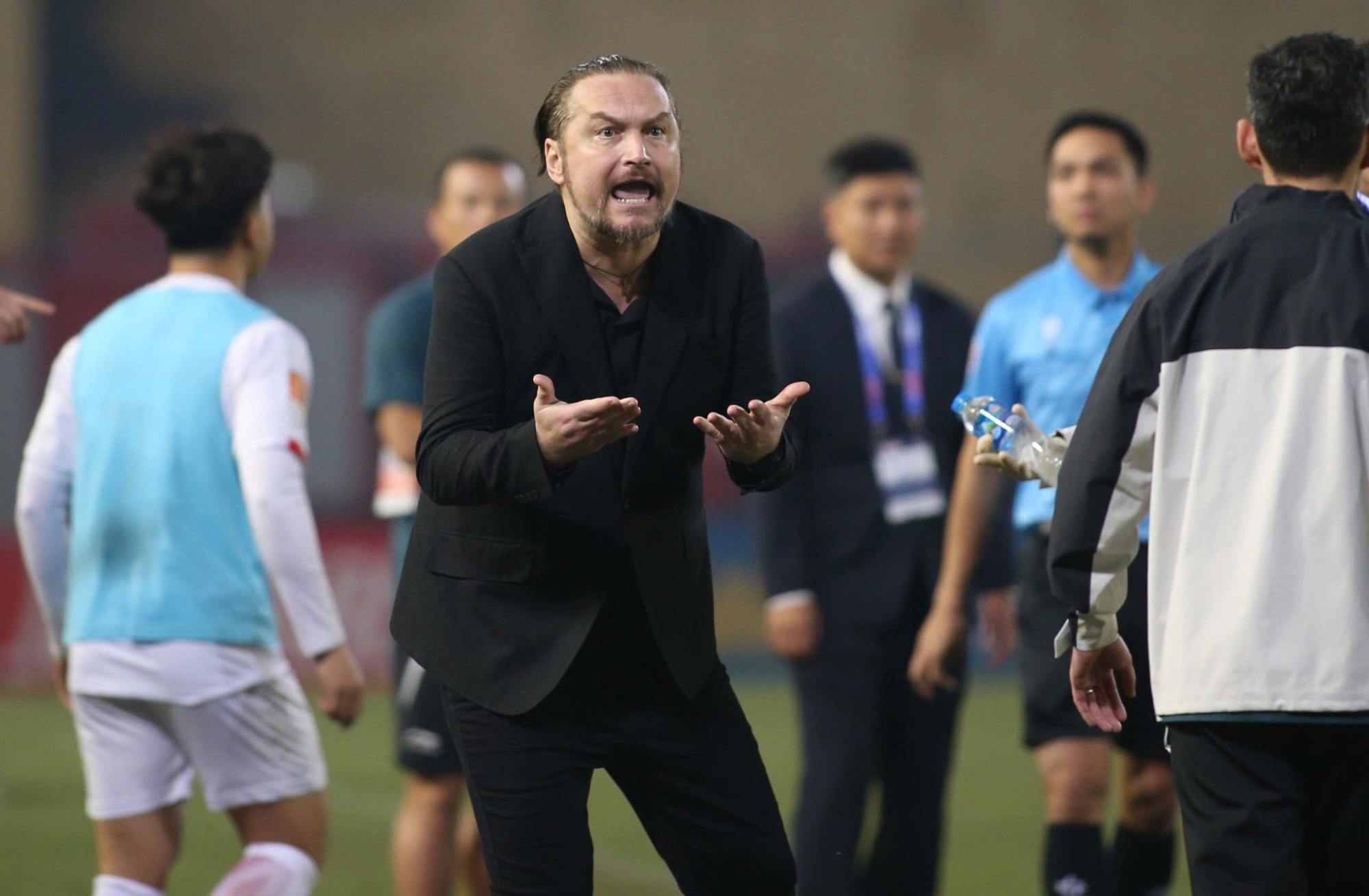 Thắng Công an Hà Nội, HLV châu Âu ám chỉ điều "bất thường" tại giải đấu ở Việt Nam- Ảnh 1.