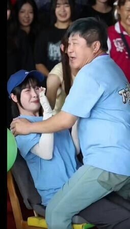 Phẫn nộ cảnh mỹ nhân bị công khai "đụng chạm" vòng 1 ngay trên sóng truyền hình- Ảnh 2.