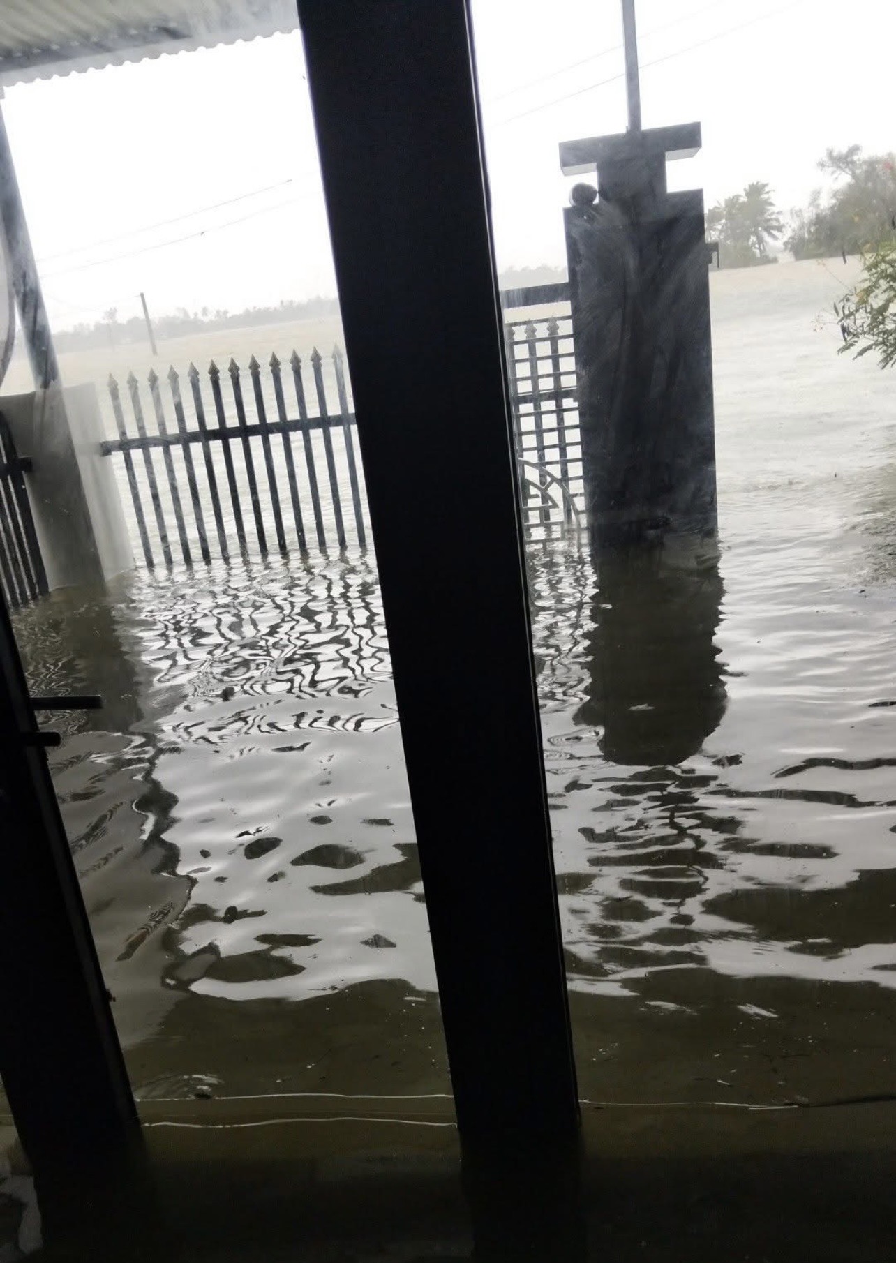 3 mẹ con ngồi trên mái nhà 27 tiếng tránh lũ, vừa được cứu xuống thì nhận tin xé lòng- Ảnh 3. 3 mẹ con ngồi trên mái nhà 27 tiếng tránh lũ, vừa được cứu xuống thì nhận tin xé lòng- Ảnh 3.