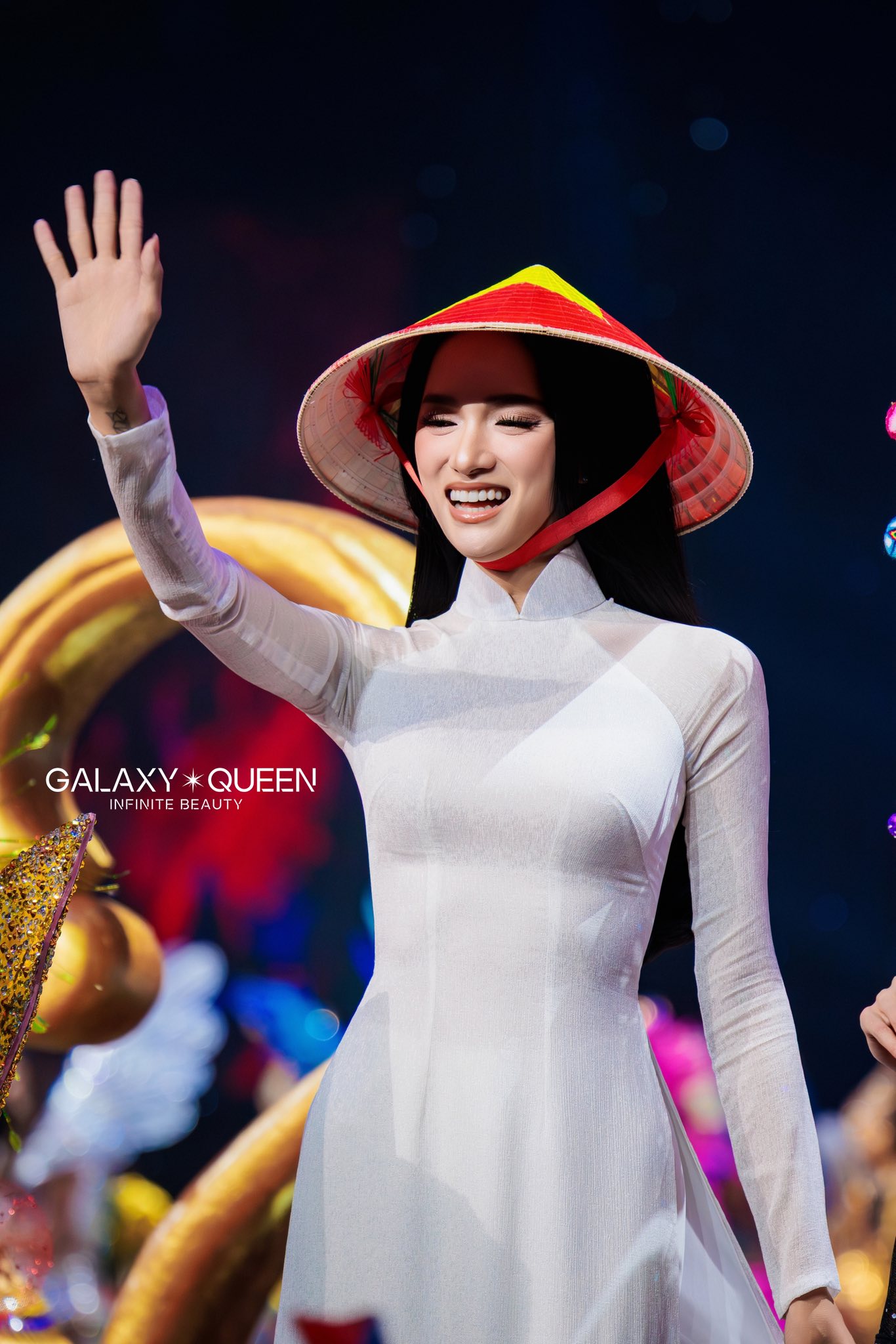 "Team qua đường" bắt gặp Hương Giang lặng lẽ về nước, nhân vật kè kè sát rạt gây chú ý- Ảnh 3. "Team qua đường" bắt gặp Hương Giang lặng lẽ về nước, nhân vật kè kè sát rạt gây chú ý- Ảnh 3.