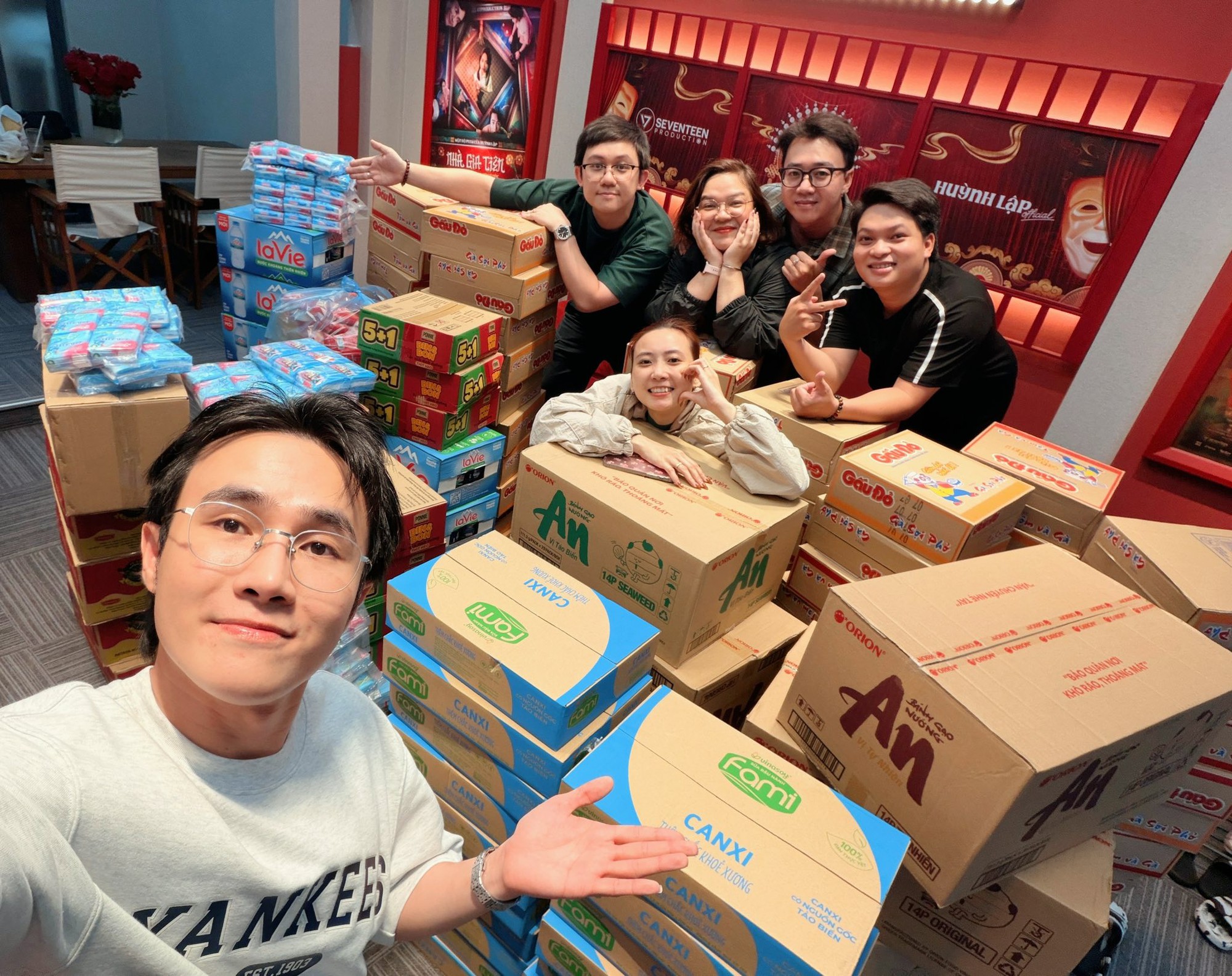 Bị mỉa mai hỏi bill từ thiện, Trấn Thành đáp trả gắt: "Bà con đang khổ, em bớt bớt cái tính lại!"- Ảnh 6. Bị mỉa mai hỏi bill từ thiện, Trấn Thành đáp trả gắt: "Bà con đang khổ, em bớt bớt cái tính lại!"- Ảnh 6.