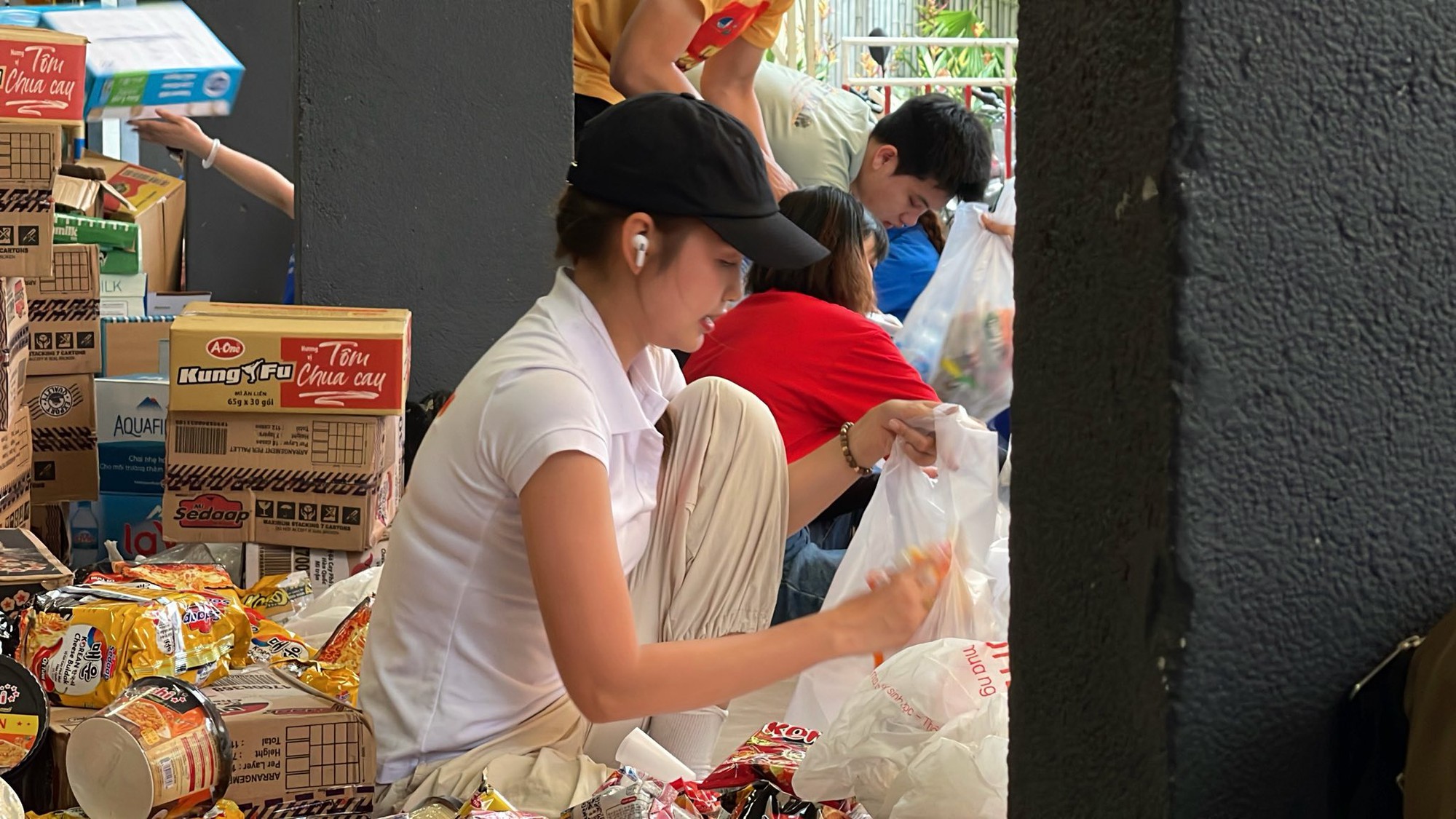 Bị mỉa mai hỏi bill từ thiện, Trấn Thành đáp trả gắt: "Bà con đang khổ, em bớt bớt cái tính lại!"- Ảnh 4. Bị mỉa mai hỏi bill từ thiện, Trấn Thành đáp trả gắt: "Bà con đang khổ, em bớt bớt cái tính lại!"- Ảnh 4.